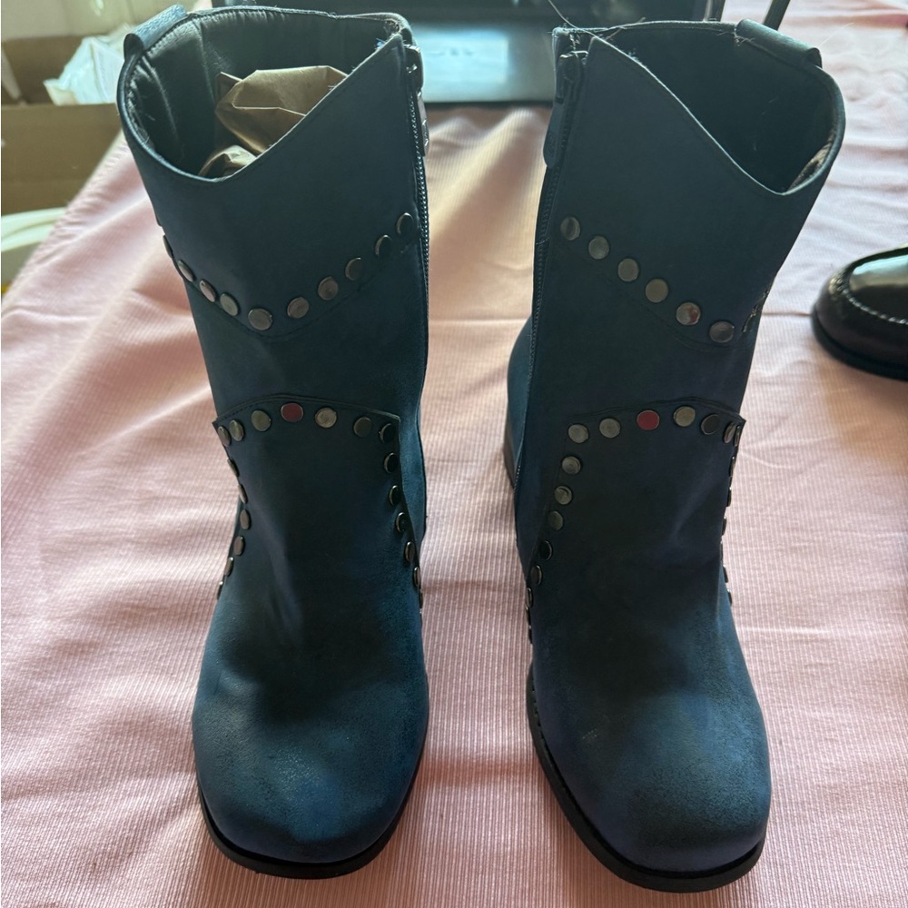 Brand New No Tags Never Worn. Accent Silver pieces on boots.